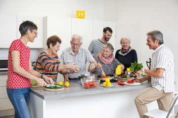 eine Gruppe Erwachsener kocht gemeinsam 